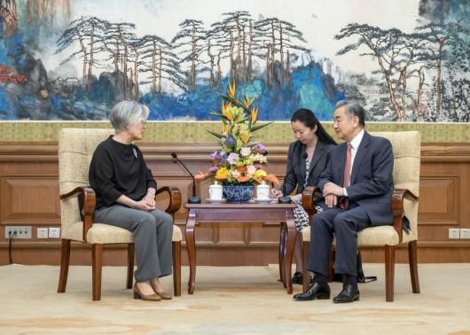 미국 싱크탱크에서 활동중인 강경화 전 외교부 장관이 지난 20일 중국 베이징을 방문해 왕이 중국 공산당 중앙정치국 위원 겸 외교부장과 고위급 회담을 갖고 있다. 신화뉴시스