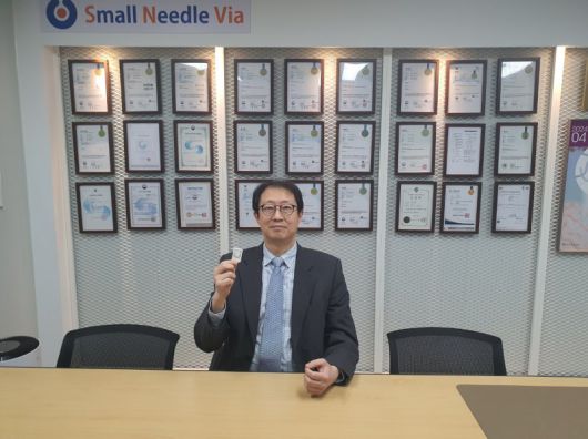 지난 20일 이강오 에스엔비아 대표가 인터뷰 후 마이크로니들 패치를 들고 포즈를 취하고 있다. 사진=최승한 기자                                    에스엔비아가 제조한 마이크로니들 기술이 접목된 결핵 백신패치. 에스엔비아 제공