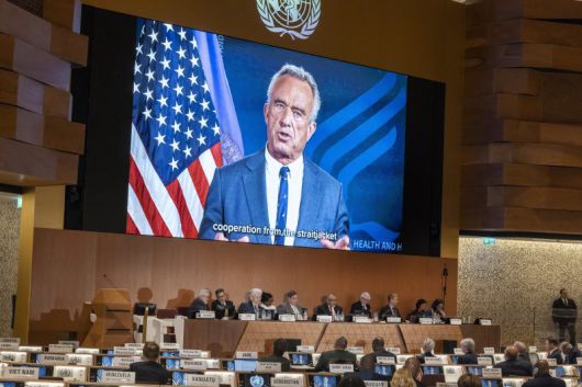 로버트 케네디 주니어 미국 보건부 장관이 20일 스위스 제네바의 유엔 유럽 본부에서 열린 제78차 세계보건총회(WHA)에서 연설하면서 중국을 비판하고 있다. AP 연합뉴스