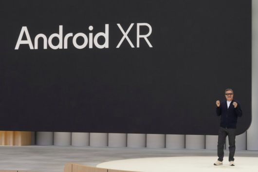 샤람 이자디 구글 안드로이드 XR 플랫폼 부사장(VP)가 20일(현지시간) 미국 캘리포니아주 마운틴뷰 본사에서 개최된 연례개발자회의(I/O)에서 구글의 스마트 글라스에 대해 설명하고 있다. AP뉴시스