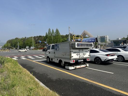 지표투과레이더(GPR)을 장착한 특수 차량이 지하 공동(空洞)을 탐지하고 있다.