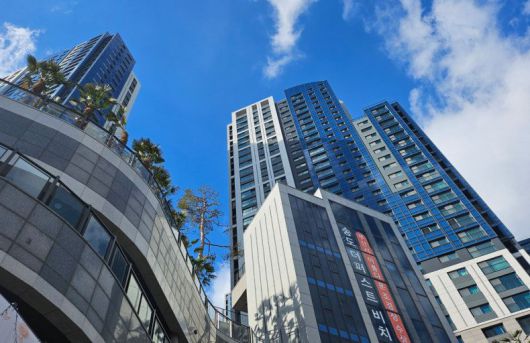 법무법인 하늘누리는 아파트 정원의 말라 죽는 조경수에 대한 하자보수 소송을 선도적으로 시행해 좋은 반응을 얻고 있다. 사진은 2024년 부산 아름다운 조경상 우수상을 받은 서구 e편한세상 '송도 더퍼스트 비치' 아파트 모습.