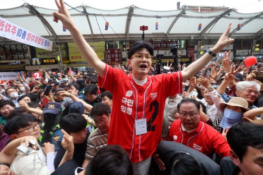 한동훈 전 국민의힘 대표가 지난 21일 대구 중구 서문시장을 찾아 김문수 대선 후보의 지원 유세를 하고 있다. 연합뉴스