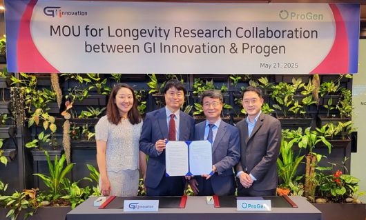 윤나리 지아이이노베이션 전무, 장명호 지아이이노베이션 대표, 김종균 프로젠 대표, 김세원 프로젠 이사(왼쪽부터)가 지난 21일 협약식을 갖고 기념사진 촬영을 하고 있다. 지아이이노베이션 제공