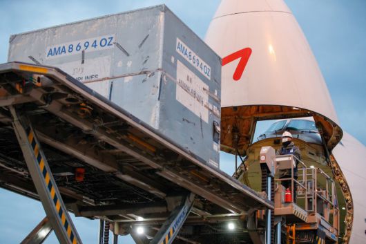 아시아나항공 관계자가 인천국제공항 화물터미널에서 화물을 옮기고 있다. 뉴스1