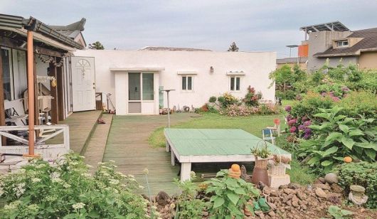 미스터멘션 플랫폼에 장기 숙박업소로 등록된 한 숙소 모습. 이 숙소는 빈집을 리모델링해 조성했다. 미스터멘션 제공                                    미스터멘션 정성준 공동대표(오른쪽)와 정재혁 공동대표. 미스터멘션 제공