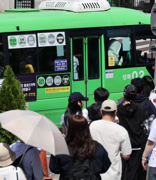 서울 마을버스 업계가 요금 인상과 환승 손실금 보전 확대를 요구하며 사측 차원에서 대중교통 환승체계에서의 이탈 가능성을 시사했다. 22일 서울 한 대학교 앞에서 학생들이 마을버스 탑승을 위해 줄 서 있다. 연합뉴스