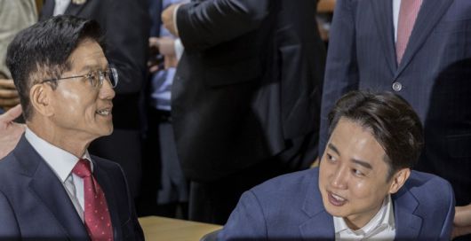 국민의힘 김문수 대선후보와 개혁신당 이준석 대선후보가 지난 19일 서울 중구 서울시청에서 열린 '약자와 동행하는 서울 토론회'에 참석해 내빈들과 인사하고 있다. 연합뉴스