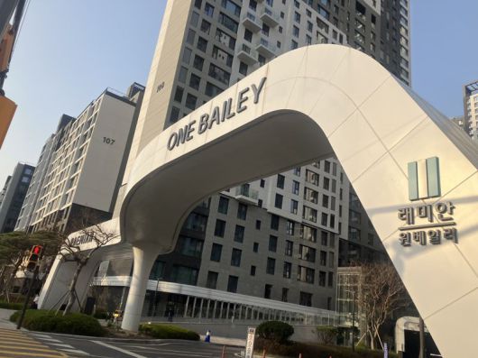 서울 서초구 반포동 래미안원베일리 출입구 전경. 사진=파이낸셜뉴스