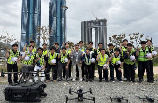 지난 21일 오후 부산 북항친수공원 일대에서 부산시설공단 드론조종단 역량강화교육이 열린 가운데 참여 단원들이 함께 기념촬영하고 있다. 부산시설공단 제공