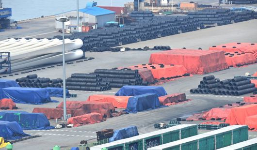 경기도 평택시 포승읍 평택항 수출 야적장에 쌓여있는 철강 제품들. 뉴시스