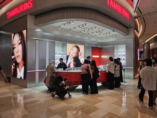 22일 서울 잠실 롯데월드몰 탬버린즈 매장에서 외국인 관광객들이 제품을 살펴보고 있다. 사진=이정화 기자