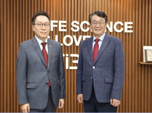 박민수 보건복지부 제2차관(왼쪽)과 정재준 아리바이오 대표가 지난 22일 판교 아리바이오 본사에서 기념사진 촬영을 하고 있다. 아리바이오 제공