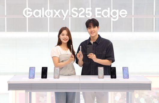 삼성전자 모델들이 갤럭시 S25 엣지를 선보이고 있다. 삼성전자 제공