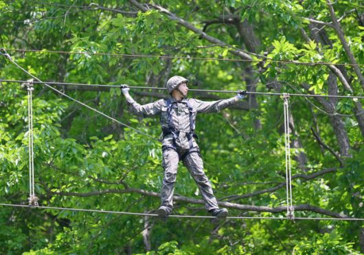 육군은 23일 각 병과학교에서 '신임장교 지휘참모과정' 교육훈련에 매진 중인 장병들의 모습을 공개했다. 육군보병학교 신임장교들이 유격훈련 중 산악장애물 극복을 위한 횡단이동 훈련을 하고 있다. 육군 제공