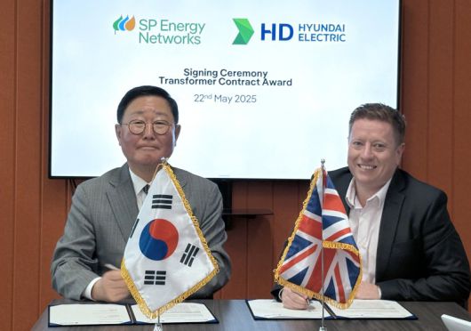 조석 HD현대일렉트릭 부회장(왼쪽)이 지난 22일 영국 현지에서 스코틀랜드 전력회사 '에스피 에너지 네트웍스'의 에디 멀홀랜드 이사와 400㎸(킬로볼트)급 초고압 변압기 4대 공급 계약을 체결하고 있는 모습. HD현대일렉트릭 제공
