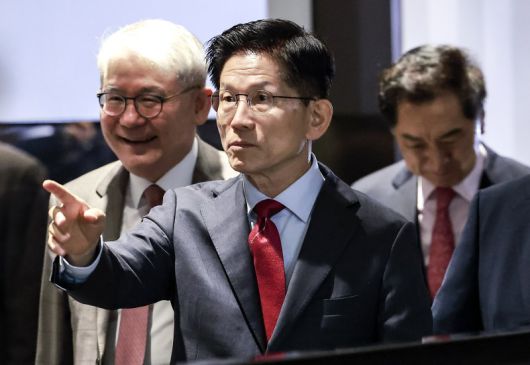 김문수 국민의힘 대선 후보가 23일 서울 중구 더플라자호텔에서 열린 제3회 국가와 민족을 위한 조찬기도회에 참석하며 연호하는 지지자들에게 그만하라며 손짓하고 있다. 사진=뉴시스