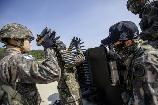 육군은 23일 각 병과학교에서 '신임장교 지휘참모과정' 교육훈련에 매진 중인 장병들의 모습을 공개했다.육군방공학교 신임장교들이 전문교관들과 함께 20mm 견인 발간포 탄약을 장전하고 있다. 육군 제공
