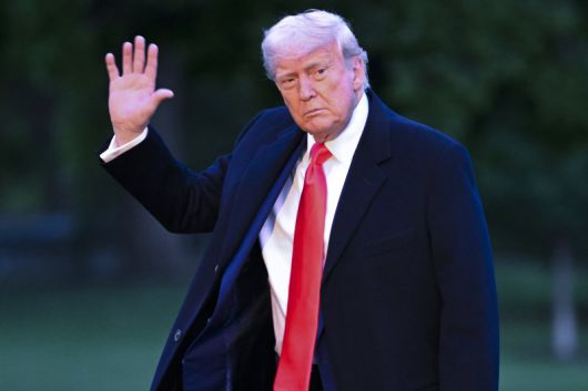 도널드 트럼프 미국 대통령이 워싱턴DC 인근 트럼프 내셔널 골프클럽에서 열린 암호화폐 만찬에 참석한 뒤 워싱턴 백악관 사우스 론(South Lawn)에 도착하고 있다. 뉴시스 제