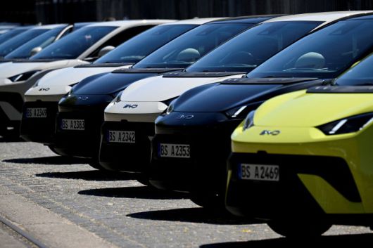 지난 21일(현지시간) 독일 베를린에서 열린 BYD 행사장 밖에 BYD돌핀서프 차량들이 세워져있다.로이터연합뉴스