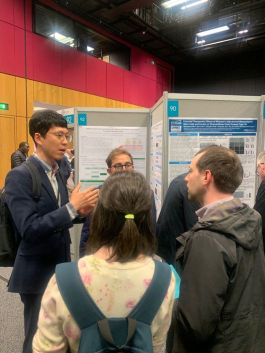 이엔셀 관계자가 국제말초신경학회(PNS) 2025년 연례학술대회에서 EN001의 작용 기전에 대해 설명하고 있다. 이엔셀 제공