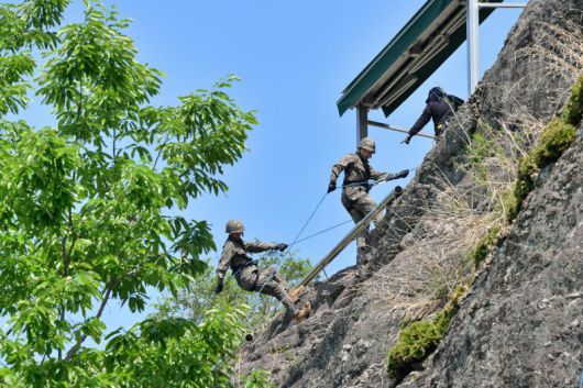 육군은 23일 각 병과학교에서 '신임장교 지휘참모과정' 교육훈련에 매진 중인 장병들의 모습을 공개했다.육군보병학교 신임장교들이 유격훈련 중 산악장애물 극복을 위한 후면하강 훈련을 하고 있다. 육군 제공