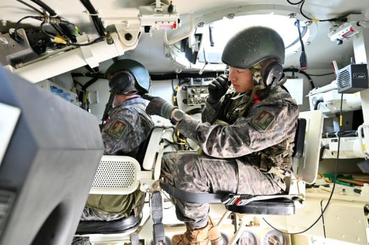 육군은 23일 각 병과학교에서 '신임장교 지휘참모과정' 교육훈련에 매진 중인 장병들의 모습을 공개했다.육군포병학교 신임장교들이 K9자주포 실사격 훈련을 하고 있다. 육군 제공