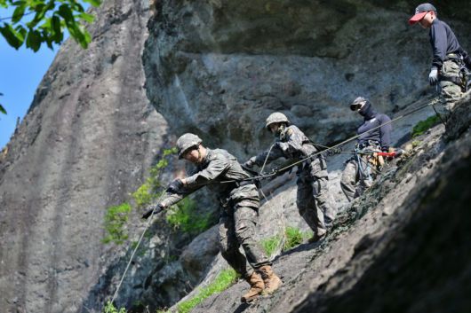 육군은 23일 교육사령부 예하 각 병과학교에서 '신임장교 지휘참모과정' 교육훈련에 참가한 장병들의 모습을 공개했다. 사진은 육군보병학교 신임장교들이 유격훈련 중 산악장애물 극복을 위한 전면하강 훈련을 하는 모습. 육군 제공