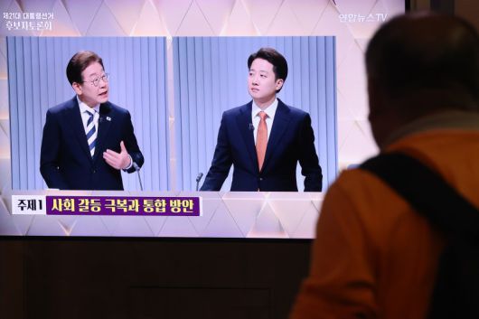 23일 서울역 대합실에서 제21대 대통령선거 2차 후보자 토론회가 생중계되고 있다. 사진=연합뉴스