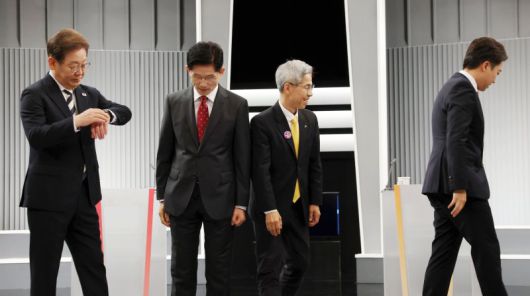 지난 23일 서울 영등포구 KBS본관 스튜디오에서 열린 중앙선거방송토론위원회 주관 제21대 대통령선거 2차 후보자 토론회 시작에 앞서 각 정당 대선후보들이 기념촬영을 마친 뒤 자리로 돌아가고 있다. 뉴시스