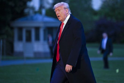 잠잠하던 도널드 트럼프 미국 대통령이 23일(현지시간) 다시 시장에 먹구름을 몰고 왔다. 트럼프 대통령은 이날 유럽연합(EU)의 무역관행을 신랄하게 비난하고 다음 달 1일부터 EU 수입품에 50% 관세를 물릴 수도 있다고 경고했다. AP 뉴시스