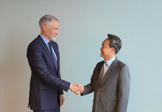 진옥동 신한금융그룹 회장(오른쪽)이 지난 20일(현지시간) 영국 런던에서 앤서니 굿맨 골드만삭스 인터내셔널 공동대표와 면담한 뒤 기념촬영을 하고 있다. 신한금융 제공