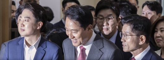 오세훈 서울시장(가운데)과 국민의힘 김문수 대선후보(오른쪽), 개혁신당 이준석 대선후보가 지난 19일 서울 중구 서울시청에서 열린 '약자와 동행하는 서울 토론회'에 입장하고 있다. 연합뉴스