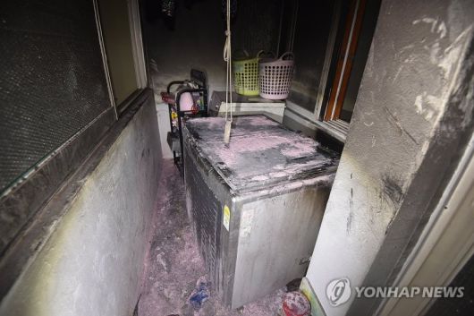 25일 새벽 대전 대덕구 비래동의 한 아파트 1층 집에 있던 위니아 구형 김치냉장고에서 불이 나 15분 만에 꺼졌다. 대전 대덕소방서 제공./사진=연합뉴스