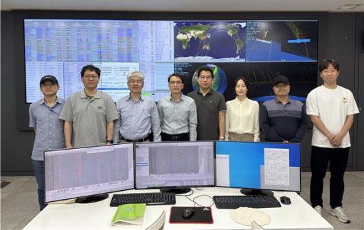 차세대소형위성2호 연구진이 KAIST 지상국에서 기념촬영 하고 있다. KAIST 제공