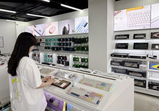 고객이 노브랜드 동대문 장안점에 들어선 타건숍에서 키보드를 둘러보고 있다. 이마트 제공