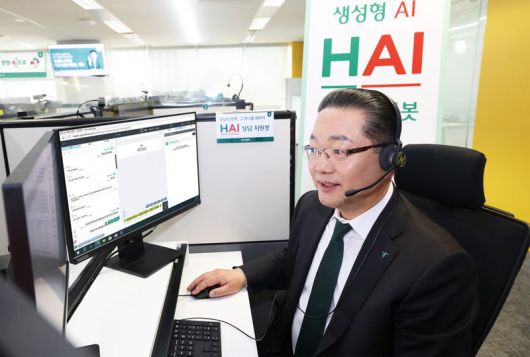 하나은행은 생성형 인공지능(AI) 기술을 기반으로 한 상담 지원 시스템 'HAI 상담지원봇'을 개편했다. 이호성 하나은행장이 서울 중구 손님케어센터를 방문해 손님과 직접 상담하며 새로 개편된 HAI 상담지원봇을 시현해 보고 있다. 하나은행 제공