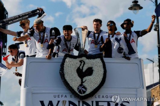 영국 런던 토트넘 홋스퍼 스타디움 앞에서 열린 토트넘의 유럽축구연맹(UEFA) 유로파리그 우승 기념 카퍼레이드에서 손흥민 등 토트넘 선수들이 기쁨을 표출하고 있다. 사진=연합뉴스