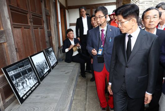 김문수 국민의힘 대통령 후보가 25일 오전 충북 옥천군 박전희 전 대통령의 부인 육영수 여사 생가를 방문해 둘러보고 있다. 뉴스1