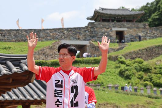 김문수 국민의힘 대통령 후보가 25일 오후 세계문화유산인 충남 공주시 공산성 인근에서 유세를 하고 있다. (공동취재) 뉴스1
