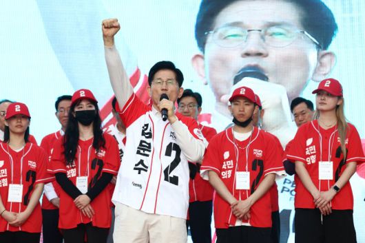 국민의힘 김문수 대선 후보가 12일 대구 서문시장에서 지지를 호소하고 있다. [공동취재] /사진=연합뉴스