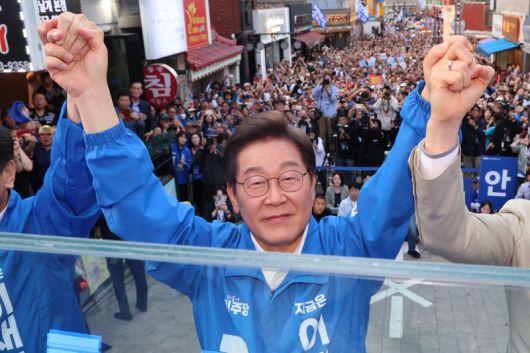 [천안=뉴시스] 조성봉 기자 = 이재명 더불어민주당 대선 후보가 25일 충남 천안시 동남구 천안 신부문화거리에서 열린 유세에서 시민들에게 지지를 호소하고 있다. (공동취재) 2025.05.25. photo@newsis.com <저작권자ⓒ 공감언론 뉴시스통신사. 무단전재-재배포 금지.> /사진=뉴시스화상