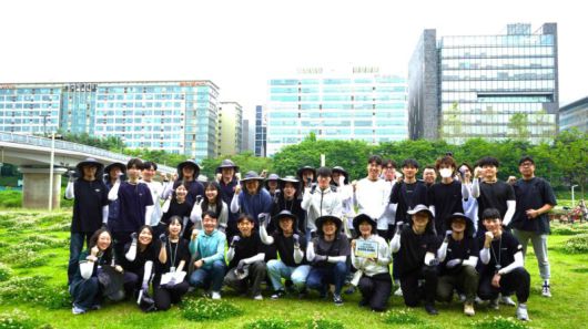안랩 임직원들이 지난 23일 탄천 수내습지생태원에서 환경정화 봉사활동을 하고 기념사진을 촬영하고 있다. 안랩 제공