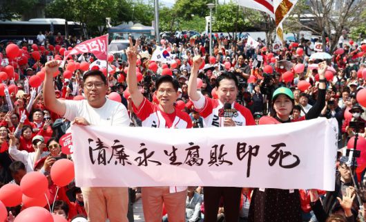 '청렴영생 부패즉사' 외치는 金 김문수 국민의힘 대선 후보(왼쪽 두번째)가 25일 중원 공략에 나선 가운데 충남 보령시 대천역 광장에서 열린 집중유세에서 '청렴영생 부패즉사'라고 적힌 붓글씨를 들고 지지를 호소하고 있다. 연합뉴스