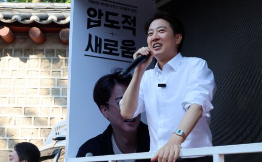 이준석 개혁신당 대통령 후보가 25일 서울 종로구 서순라길을 찾아 유세를 하고 있다. /사진=뉴스1