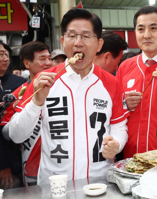 김문수 국민의힘 대통령 후보가 14일 오전 경남 진주시 진주중앙시장을 방문해 어묵을 먹고 있다. /사진=뉴스1화상