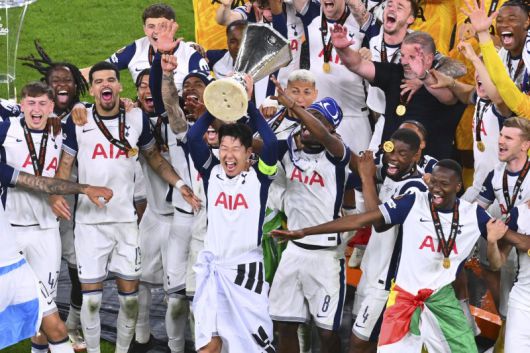 토트넘 홋스퍼의 손흥민이 21일(현지 시간) 스페인 빌바오의 산 마메스 스타디움에서 열린 2024-25 유럽축구연맹(UEFA) 유로파리그(UEL)에서 우승한 뒤 동료들과 함께 트로피를 들어 올리고 있다. 토트넘은 결승전에서 맨체스터 유나이티드를 1-0으로 꺾고 우승을 차지했으며, 손흥민은 생애 첫 우승컵을 들어 올렸다.뉴시스