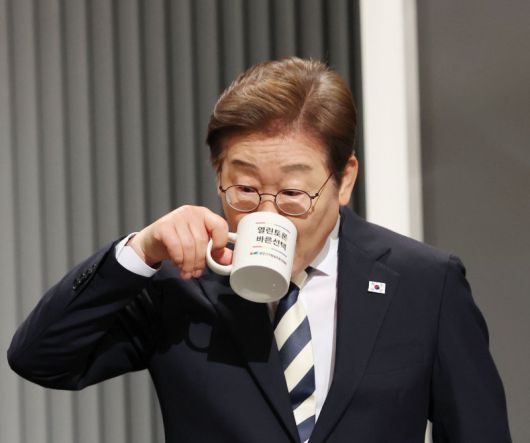 이재명 더불어민주당 대선후보가 23일 서울 여의도 KBS 스튜디오에서 열린 제21대 대선 2차 후보자 토론회에서 물을 마시고 있다. 국회사진기자단