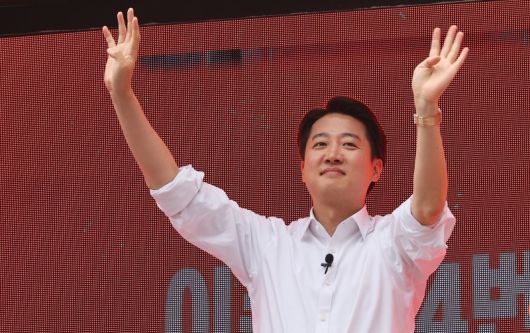 이준석 개혁신당 대선 후보가 24일 경기도 수원시 팔달구 수원역 로데오거리에서 시민들에게 인사하고 있다. 연합뉴스