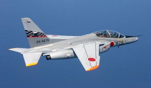 일본 항공자위대가 운용중인 T-4 훈련기. T-4는 최고 시속 약 1040㎞(마하 약 0·9)의 일본산 아음속 제트기로 1988년 9월부터 운용되고 있다. 주로 항공자위대의 파일럿 양성에 사용되고 있으며, 1995년부터는 곡예 비행으로 블루 임펄스에도 채용 활용돼 왔다. 그러나 배치로부터 35년 이상이 경과해 노후화가 진행되고 있다. 일본 항공자위대 홈페이지 캡처